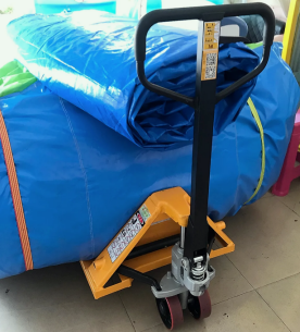 手動液壓搬運(yùn)車在拉防水塑料布時的注意事項(xiàng)